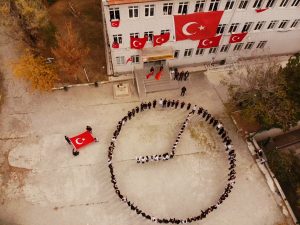 Güzelyurt’ta Atatürk anıldı; öğrencilerden duygusal koreografi!