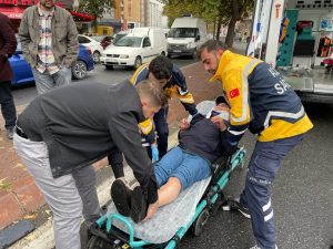 Kaza yapan araçtan fırlayan parçanın isabet ettiği yaya yaraladı