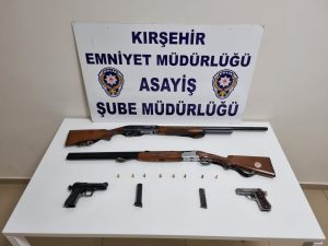 Kendini silahla yaralayan şüphelinin evinde ruhsatsız tabanca ve tüfek bulundu