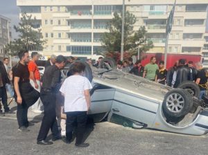 Kamyon kırmızı ışıkta bekleyen otomobile çarptı, 5 kişi yaralandı