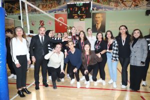 Aksaray’da voleybol karşılaşmasında ödüller sahiplerini buldu