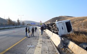 Üniversite servis otobüsü devrildi, 2 kişi yaralandı