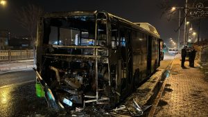 Özel halk otobüsü seyir halindeyken yandı