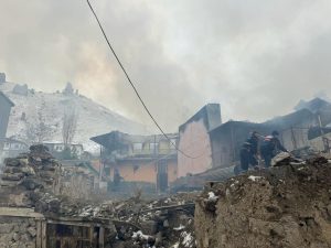 Balkona dökülen külden çıkan yangında 5 ev hasar gördü