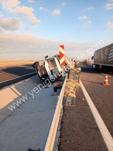 Aksaray’da sarımsak yüklü tır kaza yaptı; Yol sarımsakla kaplandı!