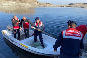 Aksaray’da kaçak avlanmaya Jandarmadan darbe; 500 metre ağ ele geçirildi!