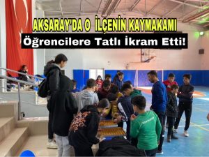 Aksaray’da o ilçenin Kaymakamı; Öğrencilere tatlı ikram etti!