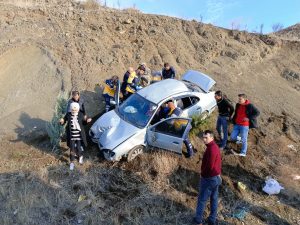 Devrilen otomobildeki 5 kişi yaralandı