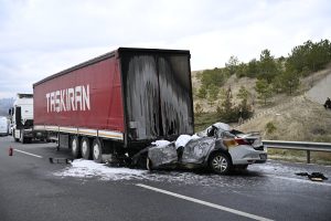 Seyir halindeki tıra arkadan çarparak alev alan otomobilin sürücüsü öldü