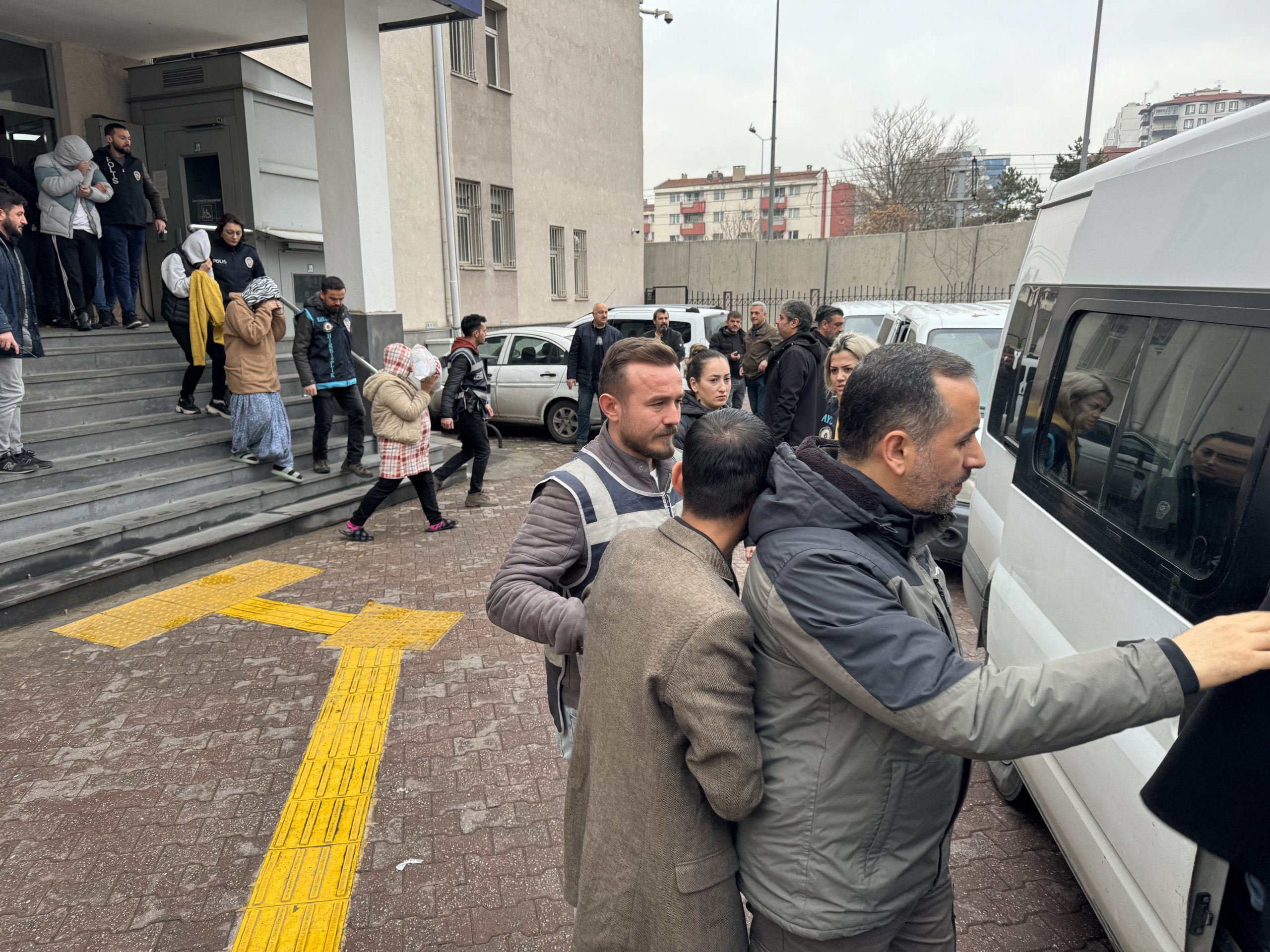 Kayseri’de ikametlerden para ve