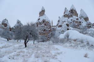 Kapadokya’nın manzarasına kar güzelliği eklendi