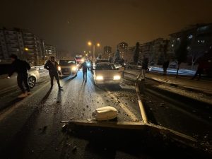 Otomobilin çarparak devirdiği aydınlatma direği ikinci kazaya neden oldu