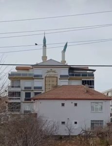 Aksaray’da Rüzgarın İzleri: Eğri Minare Ayakta, İmam Hüseyin Camisi Minaresi Yamuldu