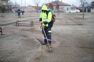 Belediye ekipleri çocukların temiz ortamda eğlenebilmeleri adına parkları temizliyor