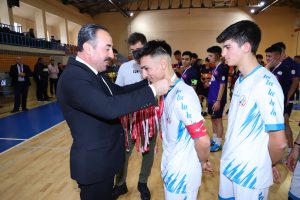 Aksaray’da okullar arası düzenlenen futsal karşılaşmasında ödüller sahiplerini buldu