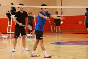 Genç erkekler badminton müsabakaları sürüyor