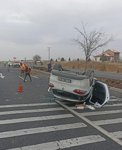 Otomobil devrildi, 3 kişi yaralandı