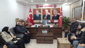 MHP İl Başkanı Karataş, seçim sandık görevlileri ile bir arada