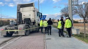 Çekicinin çarptığı tabela başına isabet eden kişi ağır yaralandı