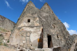 Ihlara Vadisi’nde bulunan tarihi yapılardan olan Yılanlı Kilise turistlerin ilgisini çekmeye devam ediyor