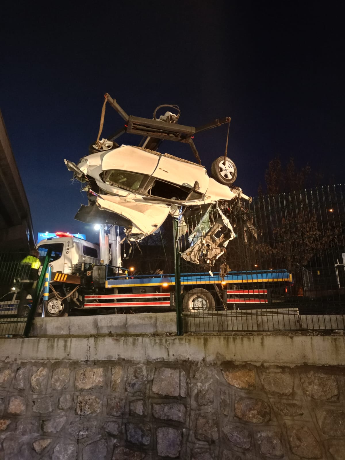 Ankara’da, köprü bariyerine çarparak