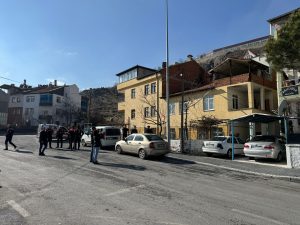 Eşini bıçakla rehin alan hükümlü polislerce yakalandı