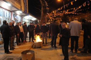 Aksaray’da Ateşli Destek: Ak Parti Adayının Seçim Bürosu İçi ve Dışı Yanıyor!