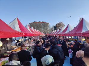 Türkiye’nin lezzetleri Aksaray’da buluştu: Açılışta 1 ton çiğköfte dağıtıldı!