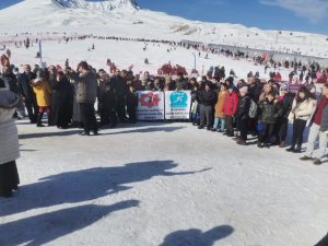 Görme engeli bulunan bireyler aileleri ile Erciyes’te doyasıya eğlendi