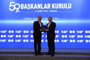 Eğitim Bir Sen Aksaray Şube Başkanı Görmez,  Genel Başkan Yalçın’dan plaket aldı