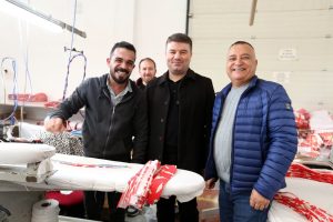 Kaya Tekstil fabrikasını ziyaret eden Belediye Başkanı Dinçer, işçiler ve