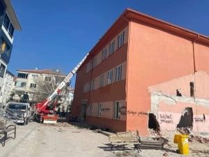 Aksaray’da tarihi Hacı Cevriye Okulu’nun yıkımı başladı. Asrın felaketi olarak