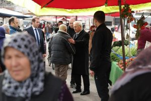 Aksaray Valisi, Pazartesi Semt Pazarı’nda alışveriş yaparken esnaf ve vatandaşların