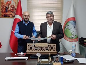 Aksaraygücü Spor Kulübü Başkanı Yalçın, ASKF Başkanı Kılıç’ı Ziyaret Etti ve Sürpriz Hediye Verdi