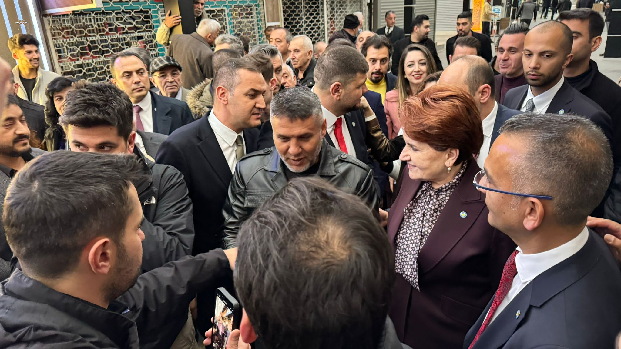 Meral Akşener, Aksaray’daki esnafları