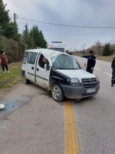 Devrilen hafif ticari aracın sürücüsü yaralandı