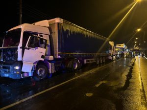  Tırın karıştığı zincirleme trafik kazasında 1 kişi öldü