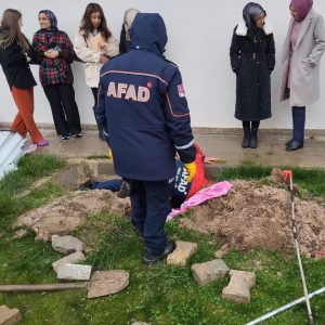 Aksaray’da AFAD ekipleri öğrencilerin duyarlılığı ile 5 köpek yavrusunu kurtardı