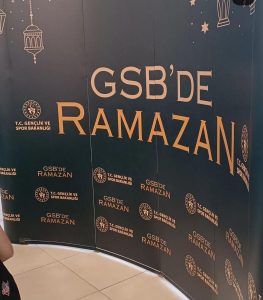 Aksaray’da gönüllü gençlerle iftar programında bir araya gelindi