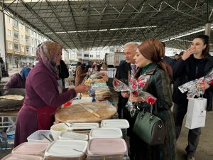 Kumbuzoğlu ailesinden anlamlı ziyaret; Hanımeli pazarındaki kadınlara erken kutlama:!