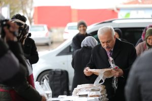 Vali Kumbuzoğlu Hanımeli Pazarında yufka açtı