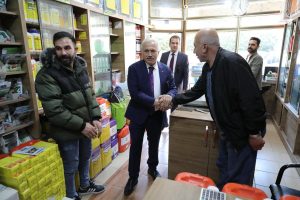 Aksaray Valisi Mehmet Ali Kumbuzoğlu, şehir içerisindeki ziyaretlerini sürdürmeye, esnaf