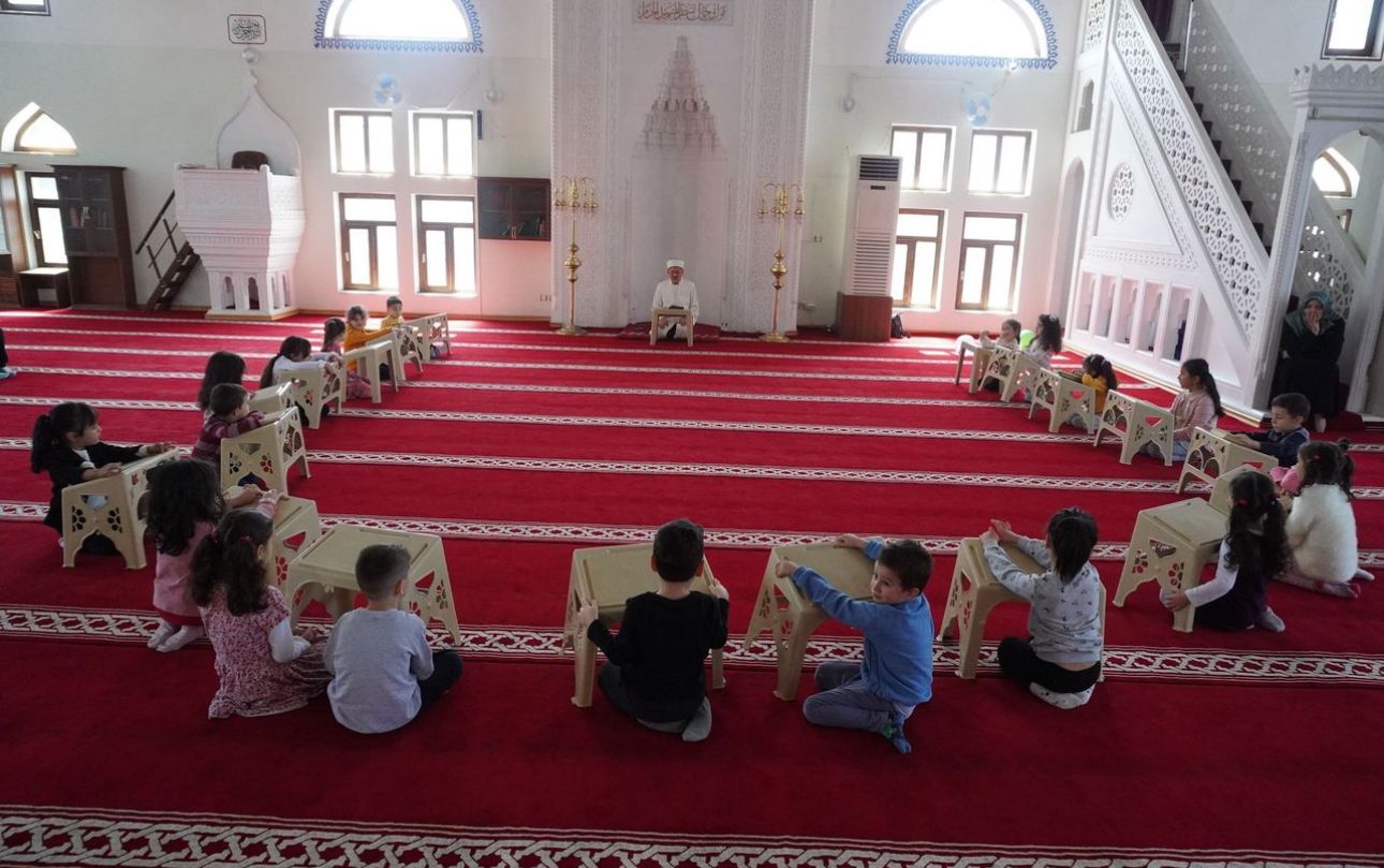 Aksaray’da düzenlenen Ramazan etkinliğinde İl Müftüsü Veysel Işıldar, minik öğrencilere