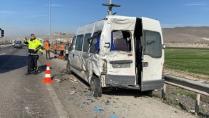 Kayseri’de kamyon ve iki işçi servisinin karıştığı trafik kazasında 1’i
