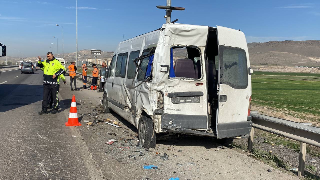 Kayseri’de kamyon ve iki işçi servisinin karıştığı trafik kazasında 1’i