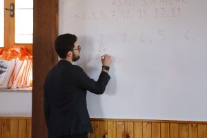 Kur’an kursundaki çocukların gönüllü matematik öğretmeni oldu