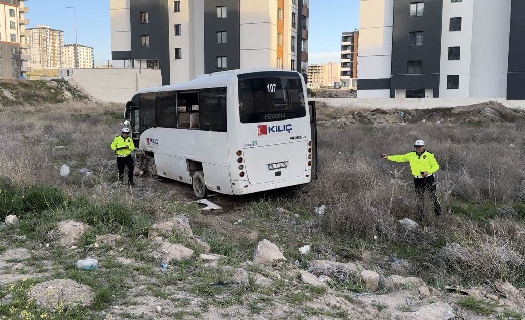 Kayseri’de işçi servisi ile hafif ticari aracın çarpıştığı kazada biri