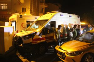  Ambulans ile taksinin çarpışması sonucu 4 kişi yaralandı