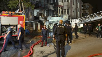 Ankara’da bakkalda çıkan ve üst kattaki dairelere sıçrayan yangın, itfaiye