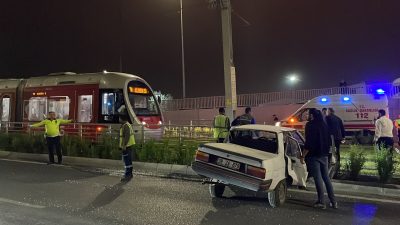 &nbsp; Kayseri’nin Kocasinan ilçesinde tramvay yoluna giren otomobildeki 2 kişi